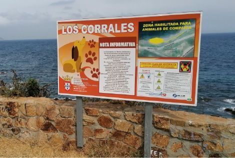 Letrero de una playa canina